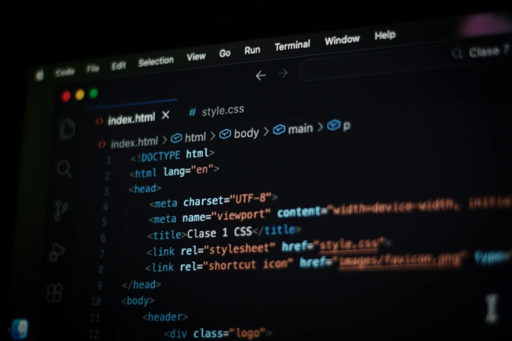 Reporte HTML generado con pytest-html mostrando resultados de tests automatizados con Playwright