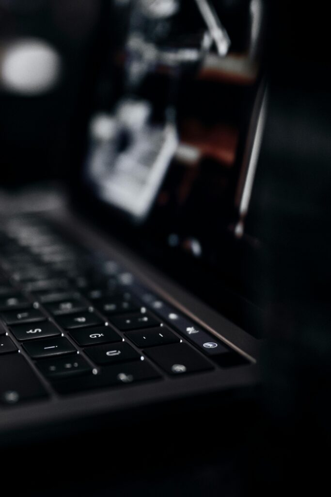 Newman ejecutando colección de Postman desde terminal con resultados de tests de API en CI/CD