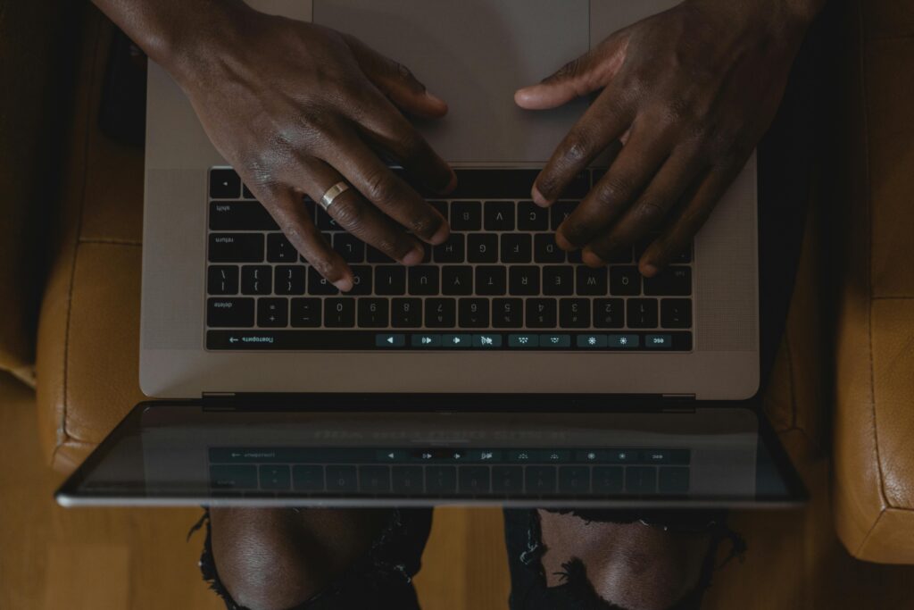QA tester revisando web antes del lanzamiento para detectar bugs en producción