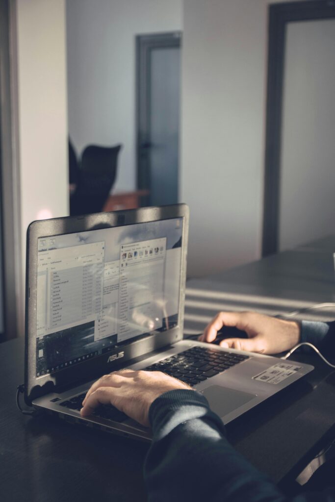 Entornos de pruebas testing development staging y production configurados con variables de entorno